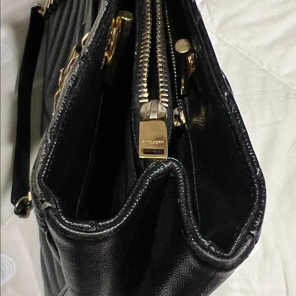 Yves Saint Laurent Black Quilted Shoulder Bag with Gold Chains - Picture 5 of 9